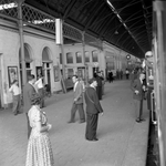 836857 Gezicht op het perron van het N.S.-station Den Haag S.S. te Den Haag, vanuit de voor vertrek gereedstaande ...